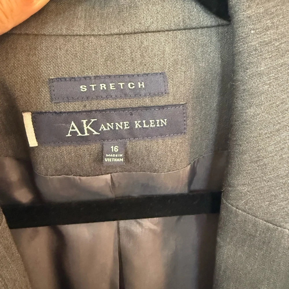 Anne Klein Charcoal Blazer. Size 16. Beautiful Blazer